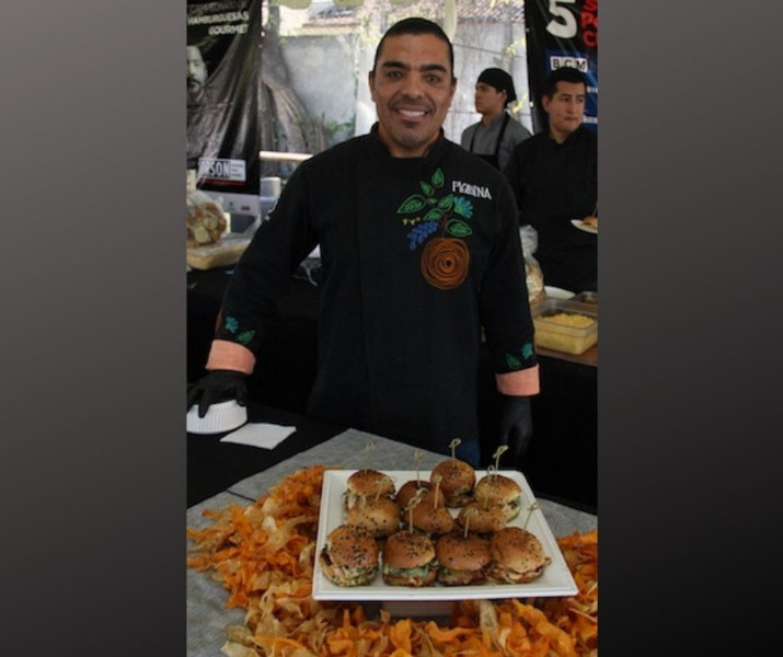 El chef Juan Arroyo lleva 30 años llenos de sazón y sabor frente a los fogones